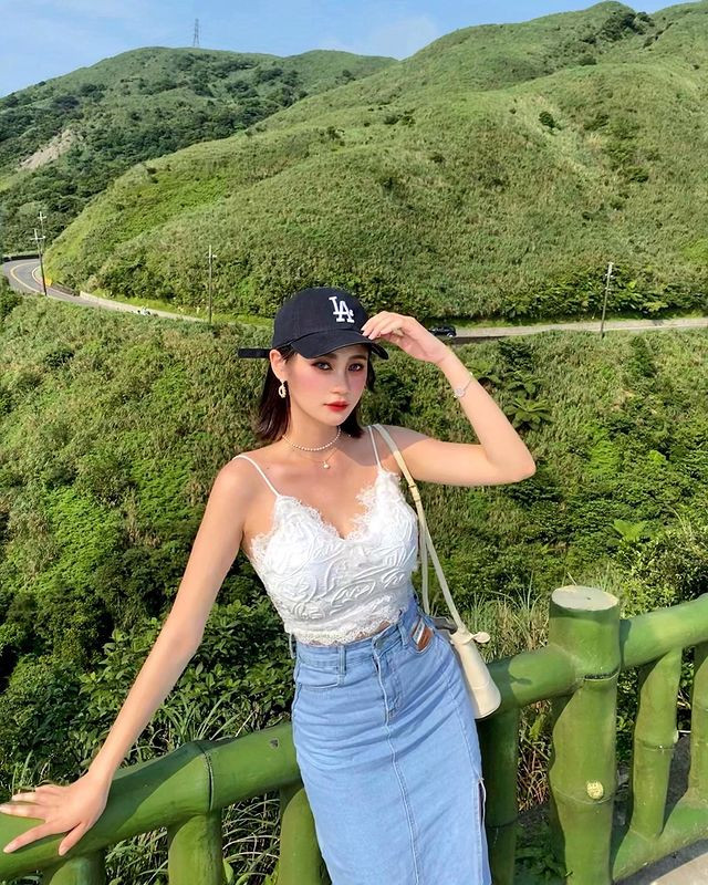 Có người hâm mộ bênh vực cô nàng, cho rằng mốt hở chân ngực rất nhiều sao quốc tế đã thử qua, không ai bị chỉ trích. Tuy nhiên, đa số mọi người cho rằng, xu hướng đó không áp dụng với bikini, do vậy những hình ảnh của Jocelyn vẫn rất phản cảm.