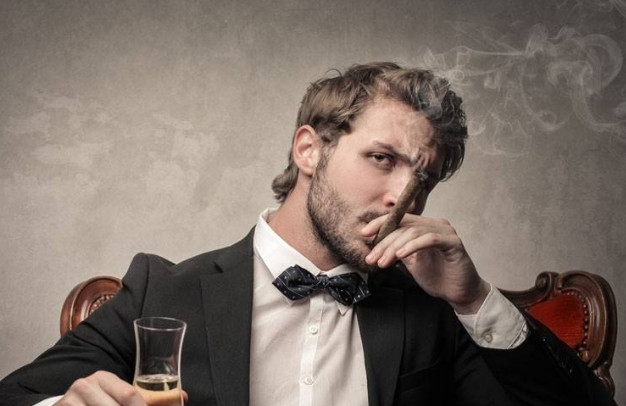 Thứ hai là hút thuốc thường xuyên: Anh Lý bận rộn, có thể nói điếu thuốc không thể rời tay, hút thuốc lá giúp anh xả stress hiệu quả. Tuy nhiên, hơn 300 chất độc hại có trong thuốc lá sau khi vào cơ thể sẽ khiến tế bào gan bị tổn thương, thậm chí có thể bị hoại tử dẫn đến xuất hiện ung thư gan.