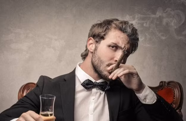 Thứ hai là hút thuốc thường xuyên: Anh Lý bận rộn, có thể nói điếu thuốc không thể rời tay, hút thuốc lá giúp anh xả stress hiệu quả. Tuy nhiên, hơn 300 chất độc hại có trong thuốc lá sau khi vào cơ thể sẽ khiến tế bào gan bị tổn thương, thậm chí có thể bị hoại tử dẫn đến xuất hiện ung thư gan.