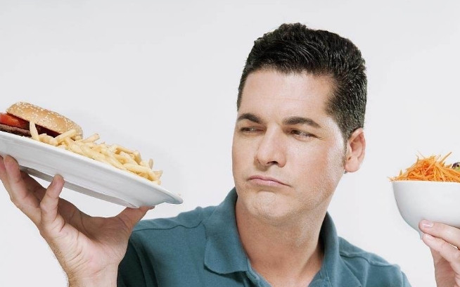 Đầu tiên là bỏ bữa sáng: Bữa sáng cung cấp năng lượng cho các hoạt động hàng ngày của chúng ta, bữa sáng lành mạnh và hợp lý rất quan trọng. Nếu bỏ qua bữa sáng vì bận rộn công việc sẽ gây hại rất lớn cho gan, đặc biệt là làm tăng dao động đường huyết trong cơ thể, tạo gánh nặng cho gan, dễ mắc bệnh gan hơn.