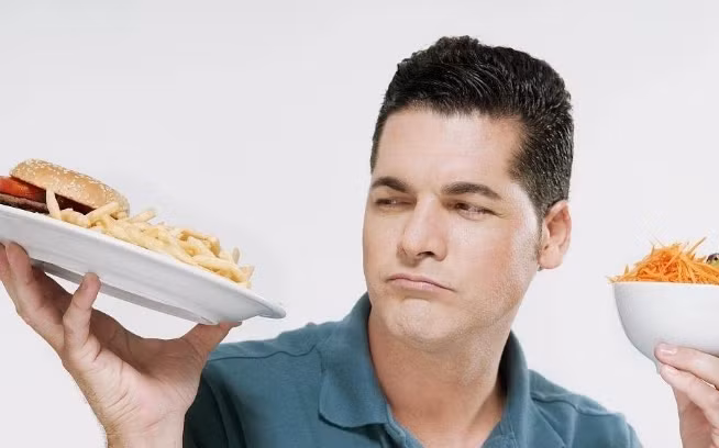 Đầu tiên là bỏ bữa sáng: Bữa sáng cung cấp năng lượng cho các hoạt động hàng ngày của chúng ta, bữa sáng lành mạnh và hợp lý rất quan trọng. Nếu bỏ qua bữa sáng vì bận rộn công việc sẽ gây hại rất lớn cho gan, đặc biệt là làm tăng dao động đường huyết trong cơ thể, tạo gánh nặng cho gan, dễ mắc bệnh gan hơn.