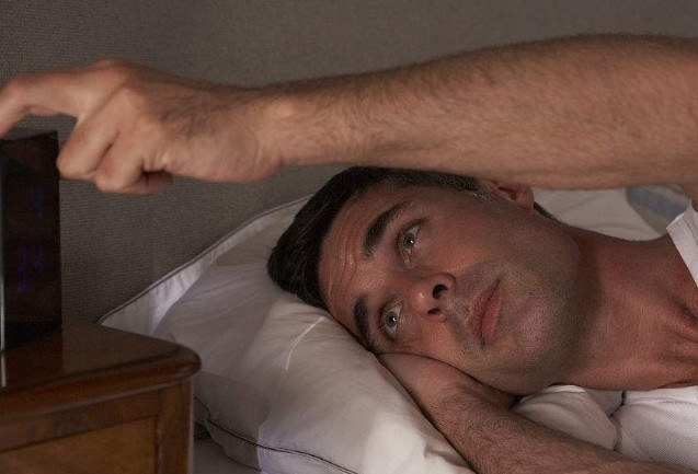 Thứ ba thường xuyên thức khuya: Thời điểm tốt nhất để gan tự phục hồi là vào khoảng một giờ sáng, nếu thức khuya cộng với việc thường xuyên làm việc ngoài giờ thì không chỉ sức đề kháng, khả năng miễn dịch của bản thân bị giảm sút mà gan cũng không có cách nào để nghỉ ngơi. Điều này sẽ khiến chất độc tích tụ trong cơ thể, làm tăng nguy cơ ung thư.