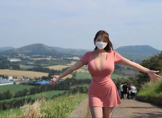 Tuy vậy, sự chú ý không dồn vào tài năng cắt tỉa trái cây của cô nàng mà tập trung vào nhan sắc và dáng vóc quyến rũ của Velvet.