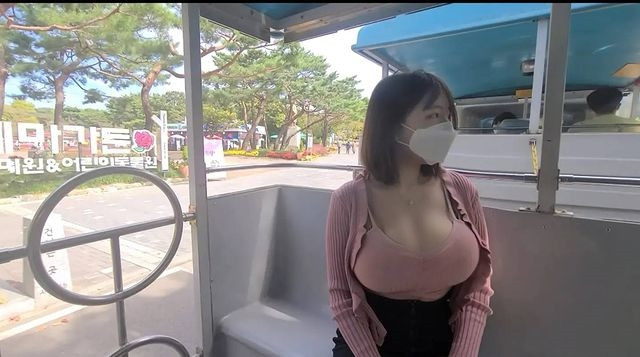 Nhiều người cho rằng, với lợi thế hình thể nóng bỏng như vậy, dù làm bất cứ điều gì, Velvet cũng có thể thu hút được sự quan tâm của mọi người.