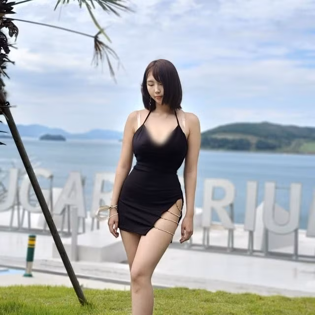 Sở hữu gương mặt thanh tú và thân hình nóng bỏng, Velvet không ngại khoe dáng trong những trang phục bó sát, hở hang, thiếu vải.