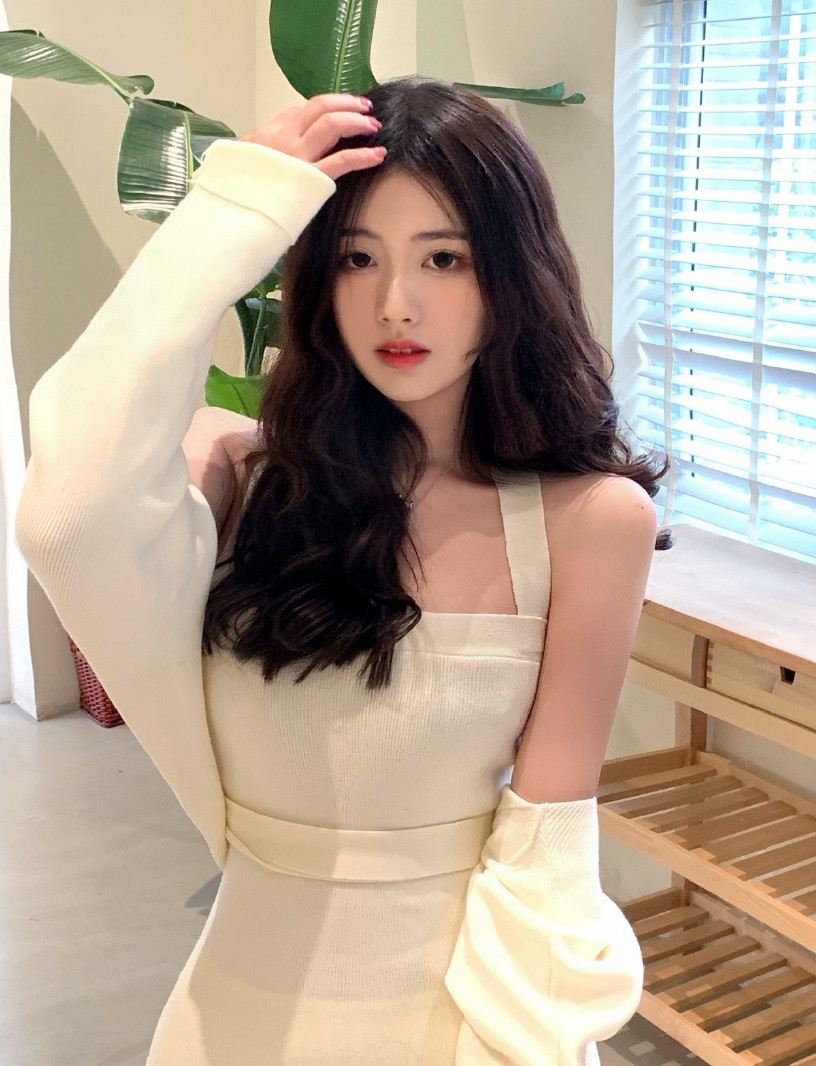 Đa số những fan hâm mộ của hot girl Trung Quốc này đều công nhận rằng, cô nàng sở hữu vẻ đẹp như tiên nữ, không có chút nào giống yêu quái, quái vật cả.