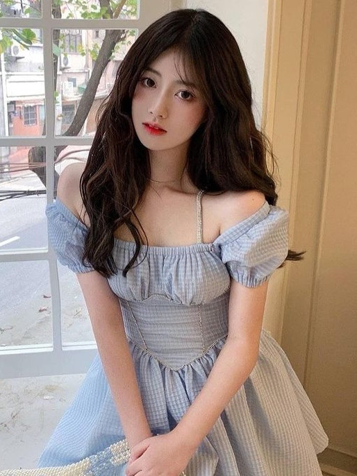 Cô nàng cũng có rất nhiều người hâm mộ là nữ giới. Họ đa phần ngưỡng mộ khuôn mặt xinh đẹp, dáng vóc mình hạc xương mai của hot girl.