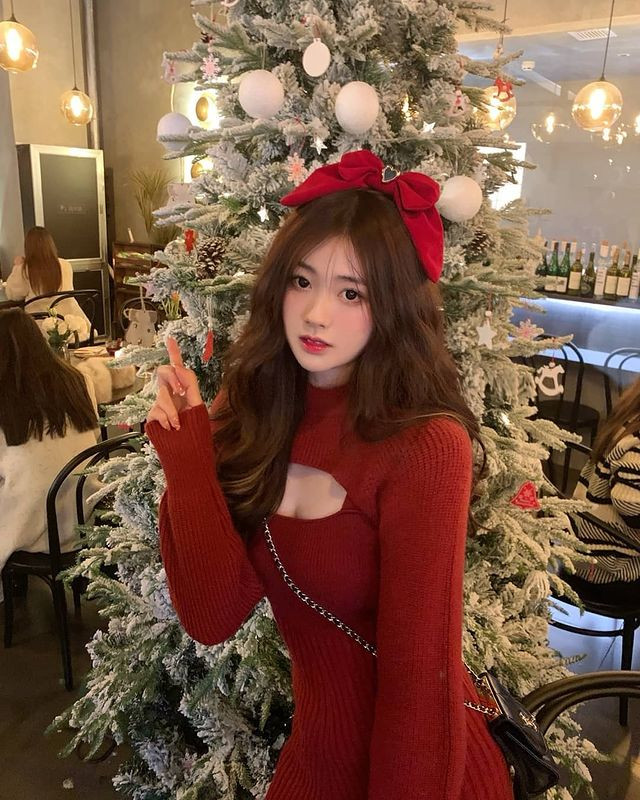 Khi được hỏi bí kíp giữ dáng, hot girl tự nhận mình là yêu quái thoải mái cho biết, cô nàng chơi thể thao nhiều, ăn uống cũng nhiều nhưng đều là đồ ăn lành mạnh, ít calo lại đủ chất. 