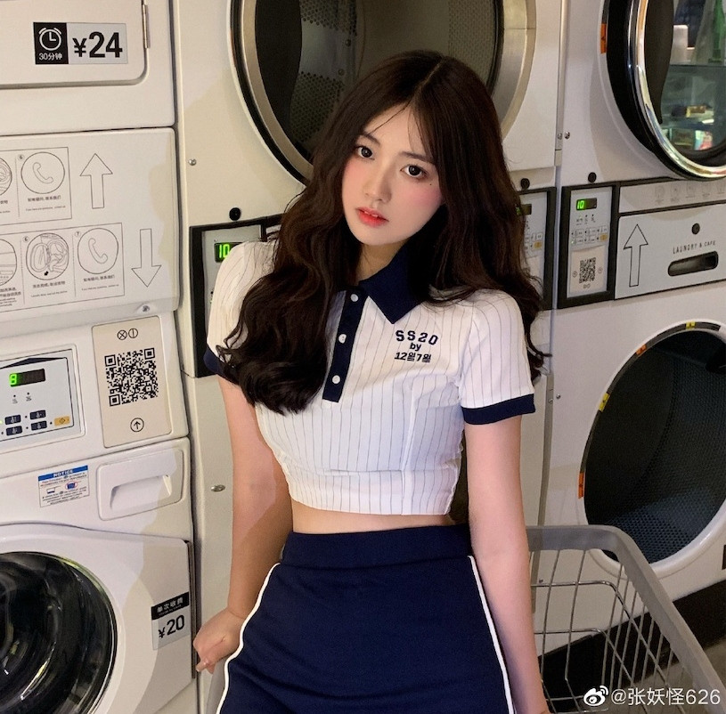 Hình ảnh pha trộn lúc kiêu kỳ, khi trẻ trung quyến rũ của Trương rất được lòng người hâm mộ.