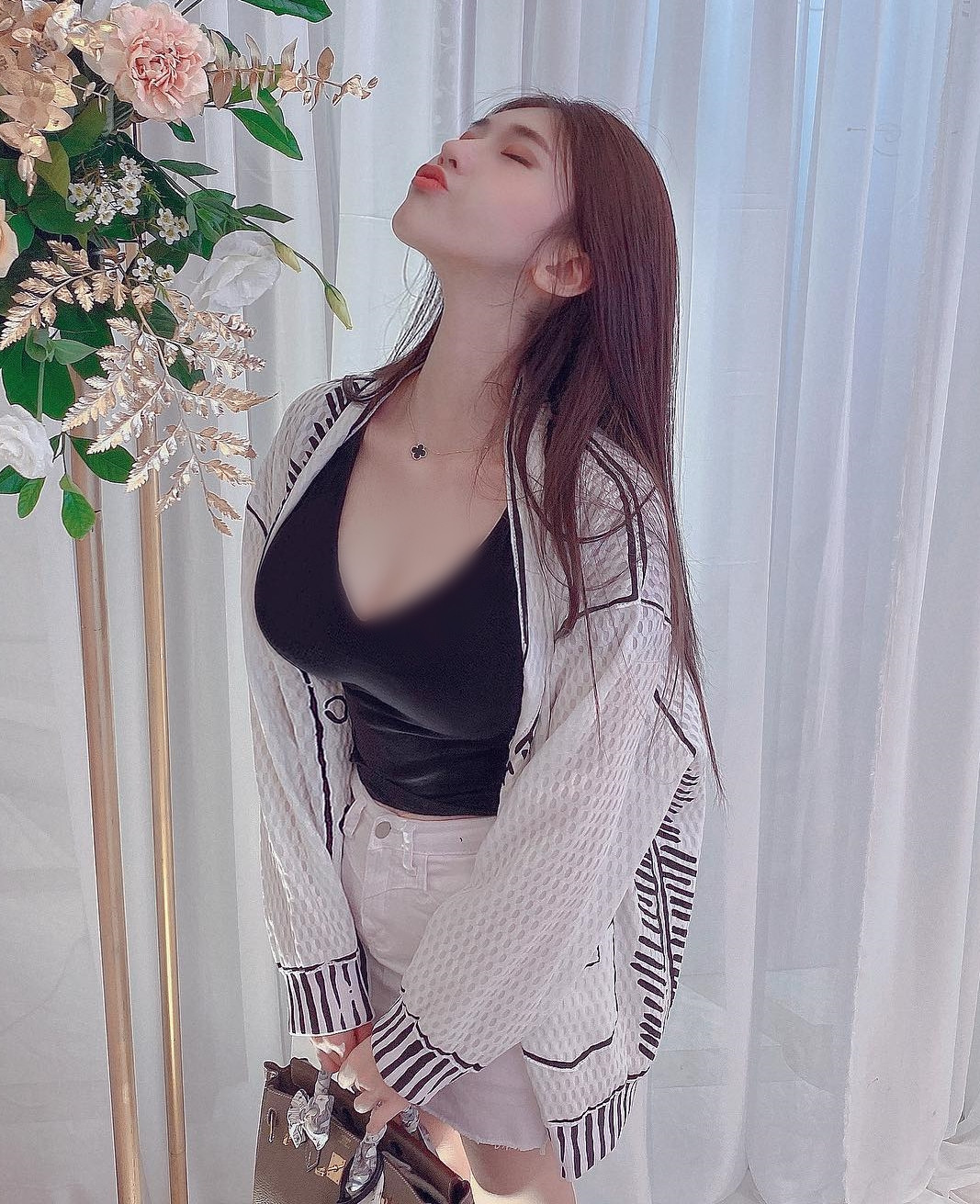 Cũng với thiết kế crop-top xẻ sâu nhưng nếu khoác thêm một chiếc áo cardigan thì trông lại rất quyến rũ, thu hút.