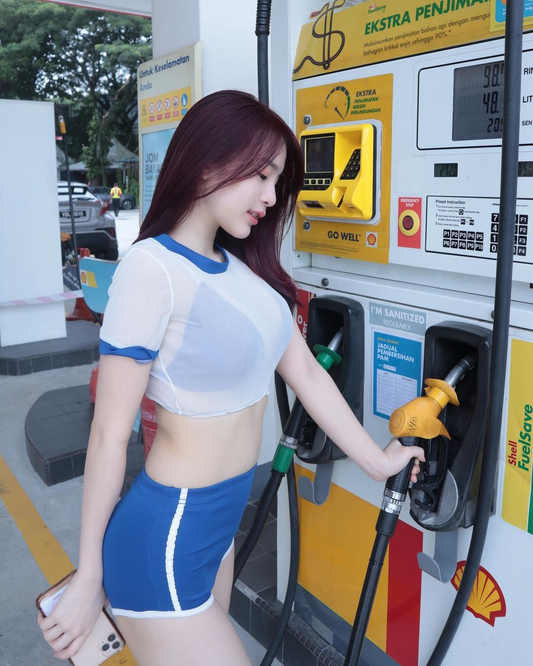 Những bức ảnh cho thấy Valent diện một set đồ thể thao ngắn, mỏng xuyên thấu, bó sát, khoe toàn bộ đường cong của cơ thể.