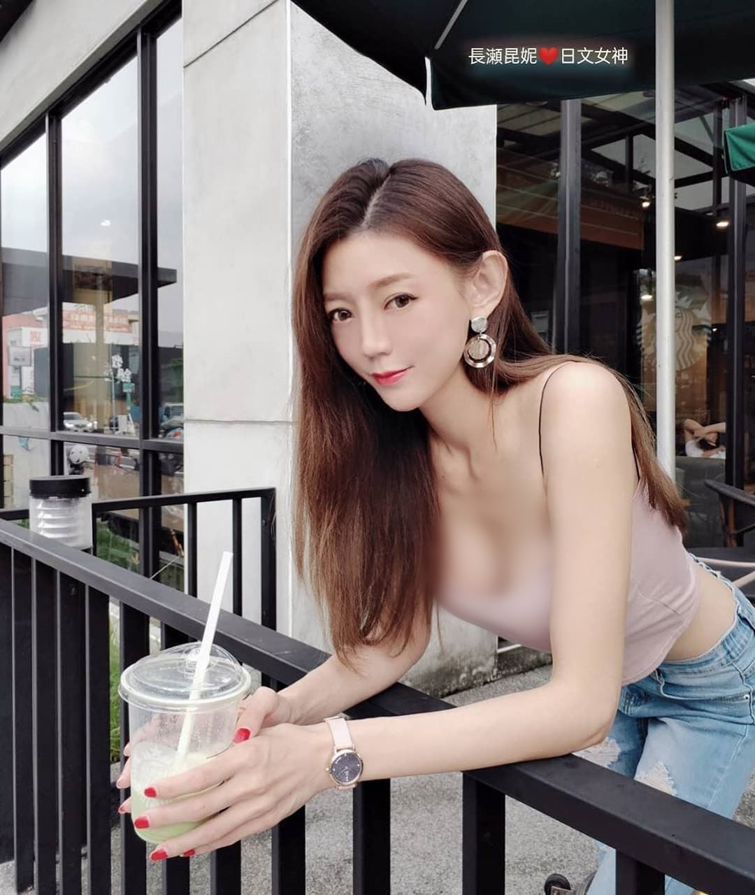 Trước những tin đồn ác ý, Côn Ny lựa chọn im lặng. Cô nàng hiếm khi đôi co, chỉ chăm chỉ "up" ảnh khoe dáng.