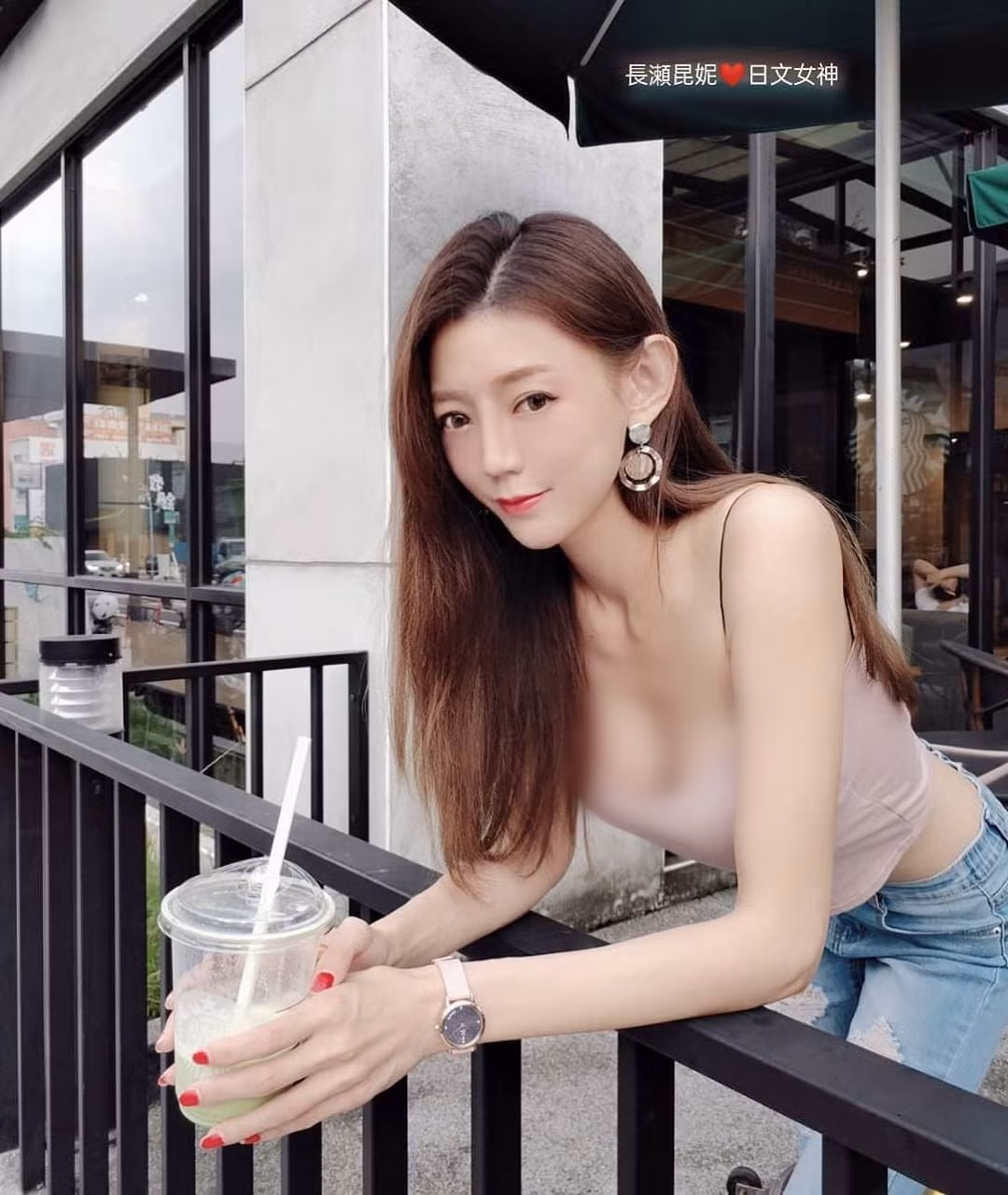 Trước những tin đồn ác ý, Côn Ny lựa chọn im lặng. Cô nàng hiếm khi đôi co, chỉ chăm chỉ "up" ảnh khoe dáng.