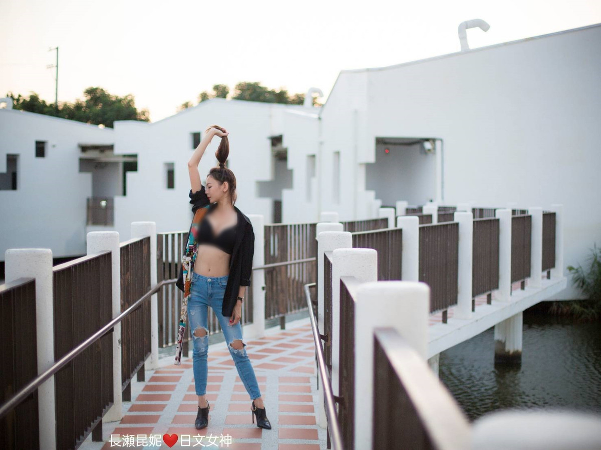 Bất chấp những lời chỉ trích cho rằng ăn mặc phản cảm, cố gắng lôi kéo sự chú ý, Côn Ny vẫn thoải mái và tự tin khoe phong cách cá nhân.