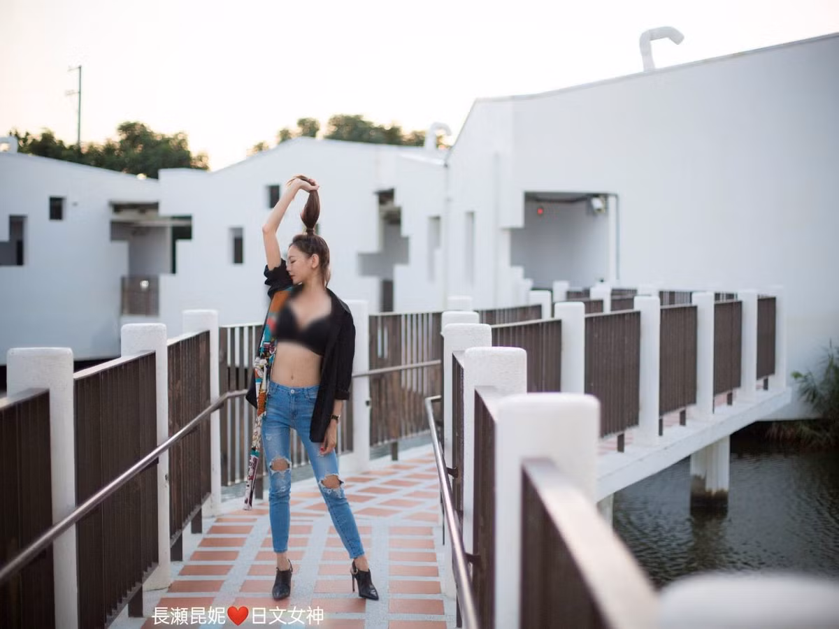 Bất chấp những lời chỉ trích cho rằng ăn mặc phản cảm, cố gắng lôi kéo sự chú ý, Côn Ny vẫn thoải mái và tự tin khoe phong cách cá nhân.