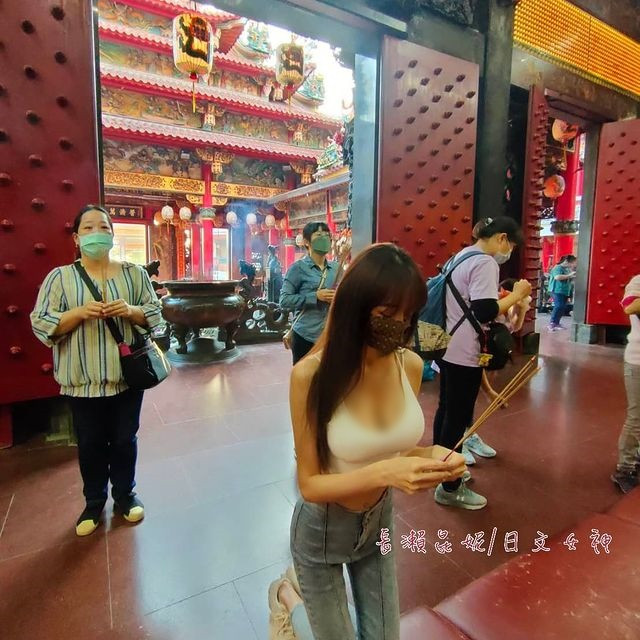 Thực tế, cách đây vài ngày, hot girl gợi cảm cũng từng dính "phốt" ăn mặc phản cảm khi đi lễ chùa.