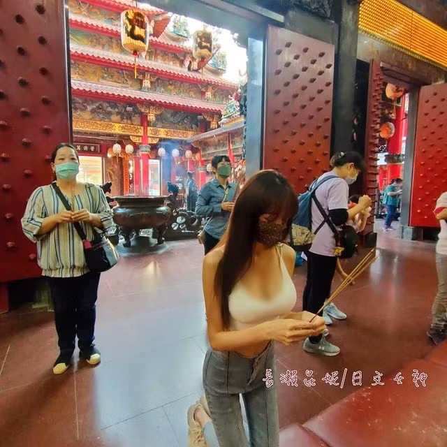 Thực tế, cách đây vài ngày, hot girl gợi cảm cũng từng dính "phốt" ăn mặc phản cảm khi đi lễ chùa.