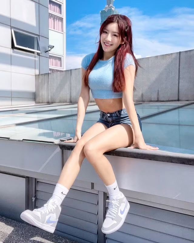 Được xem là một trong những nữ thần cổ vũ thế hệ mới, Lý Vũ Đình thu hút người hâm mộ thông qua những hình ảnh xinh đẹp, gợi cảm.