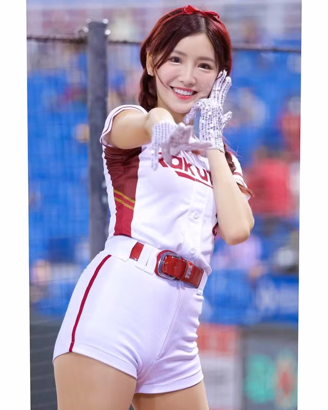 Lý Vũ Đình là một trong hot girl cổ vũ nổi tiếng người Trung Quốc. Cô nàng sở hữu khuôn mặt xinh đẹp tinh xảo và vóc dáng mảnh mai với tỷ lệ hoàn hảo.