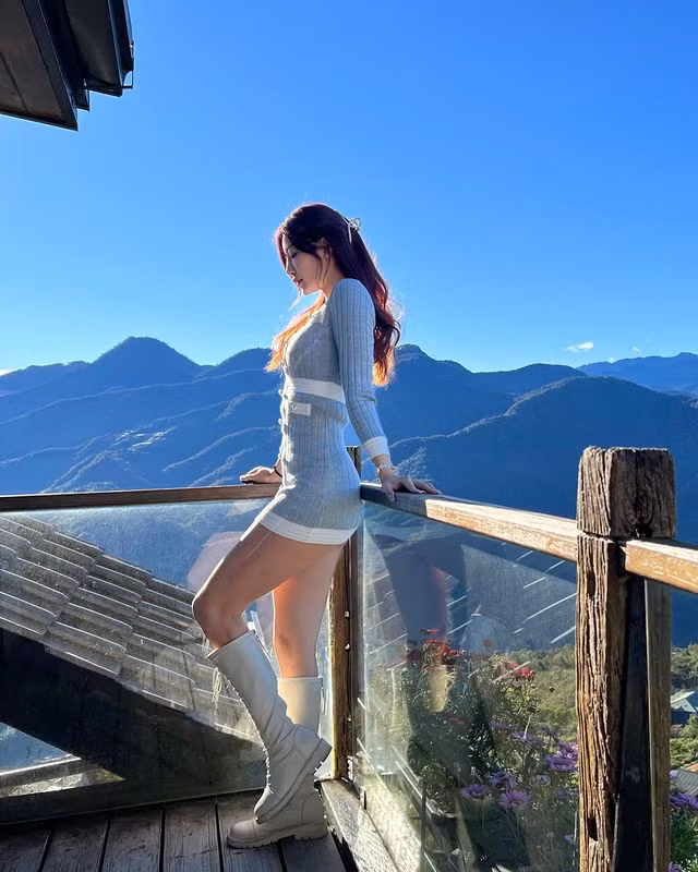 Lý Vũ Đình không có gánh nặng tài chính, cô nàng thường xuyên khoe ảnh cuộc sống thường ngày, đi du lịch, đi chơi, khoe vẻ xinh đẹp, dễ thương của mình, được mọi người vô cùng yêu thích.