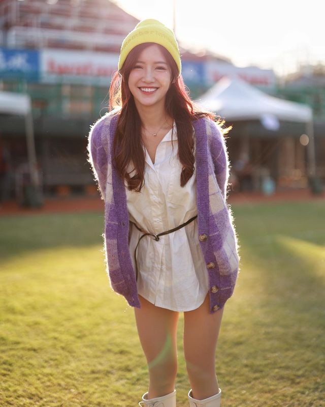 Dạo gần đây, thời tiết lạnh hẳn, Lý Vũ Đình thích nhất là những trang phục len. Cô nàng diện nhiều thiết kế đồ len trẻ trung.