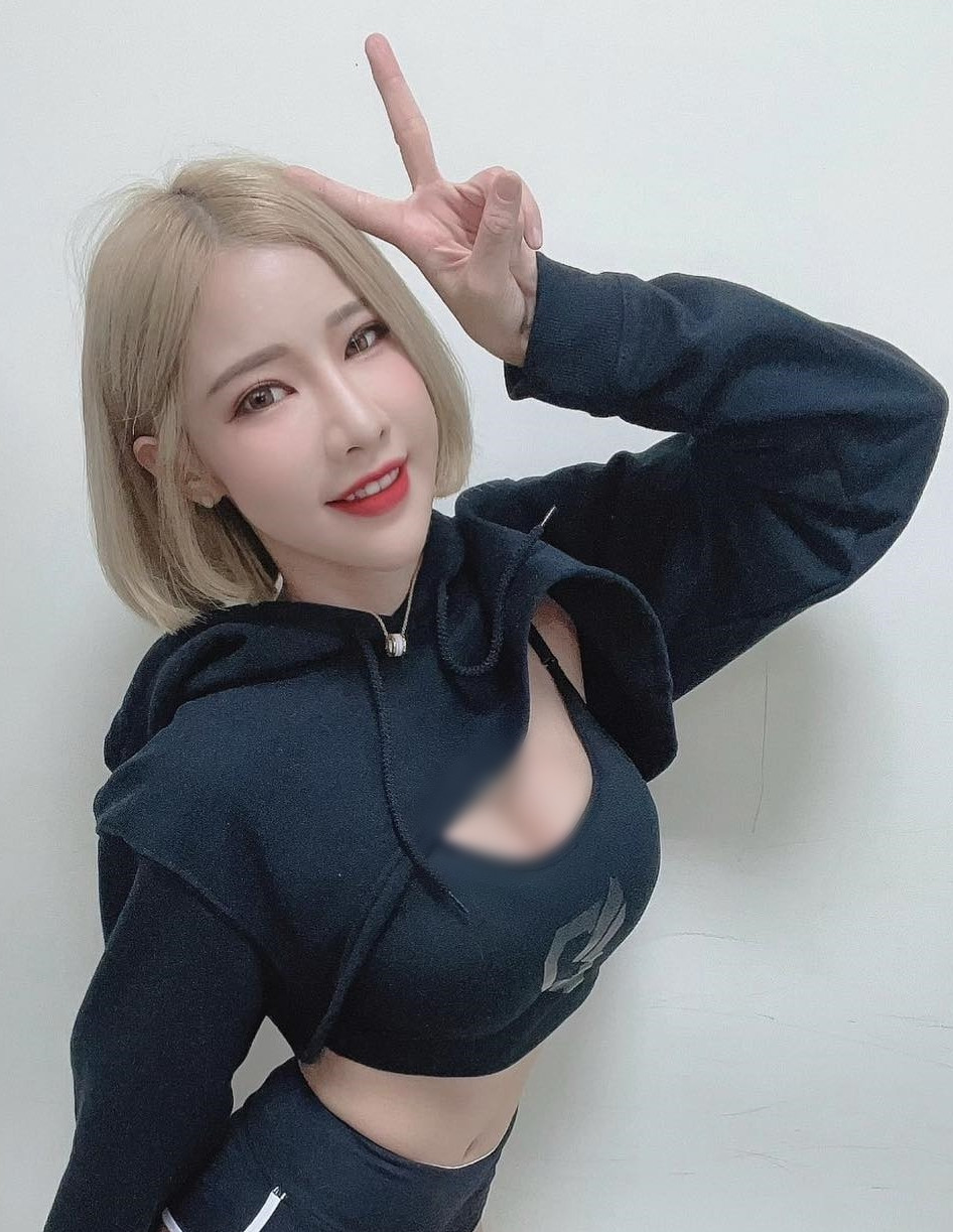 Rất nhiều người ngưỡng mộ tỉ lệ cơ thể hoàn mỹ của hot girl đa tài. Họ cho rằng với thân hình này, mặc gì cũng đẹp và thu hút.