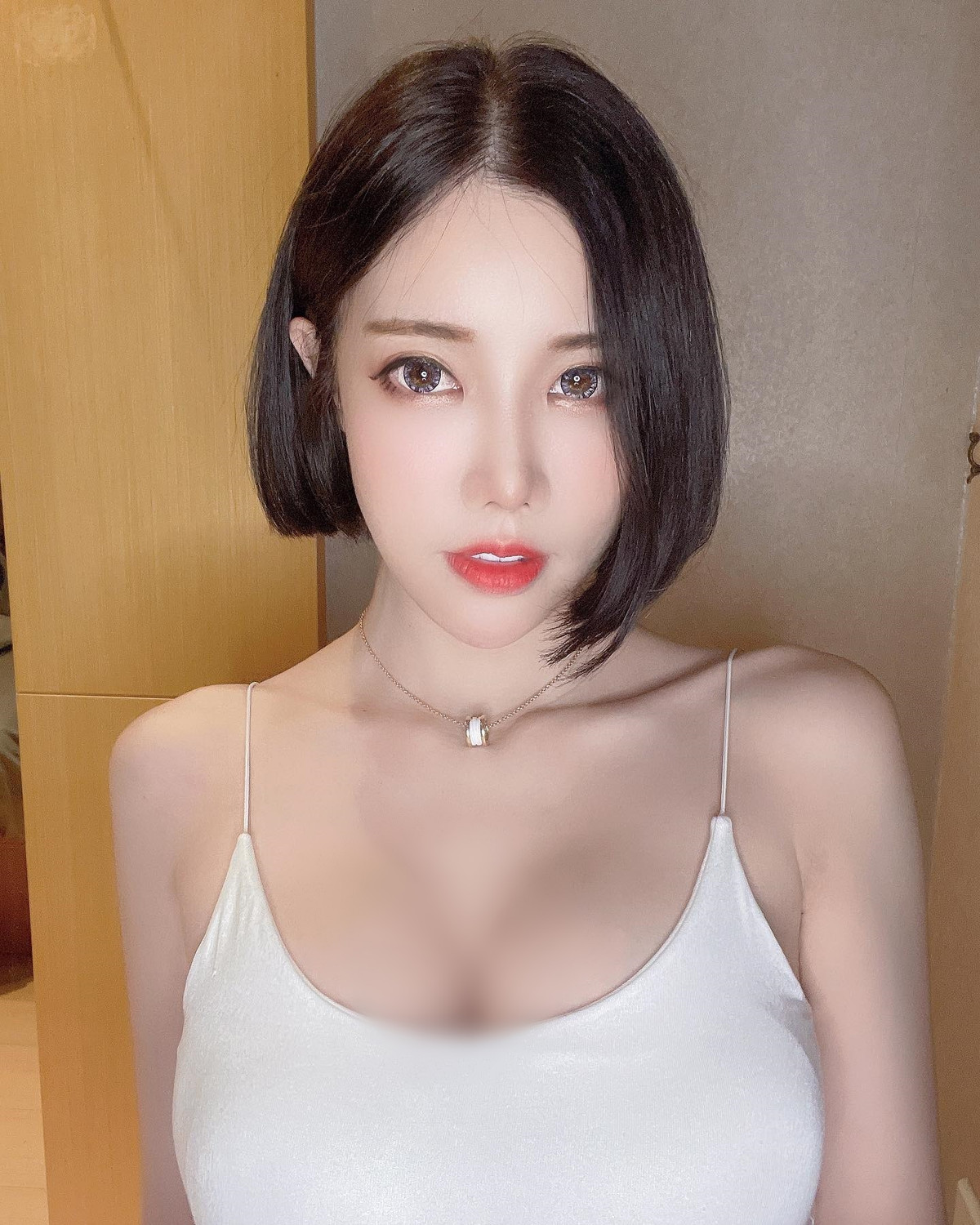 Ngoài việc làm một hoạt náo viên, Cyndi còn là một người mẫu ảnh, một nữ DJ quyến rũ có tiếng.