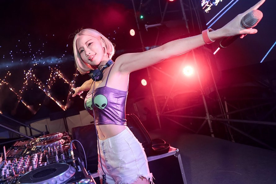 Thực tế, thời gian mà Cyndi làm DJ nhiều hơn thời gian cô nàng làm hoạt náo viên. Cyndi thường xuyên được mời tham gia các sự kiện âm nhạc lớn.