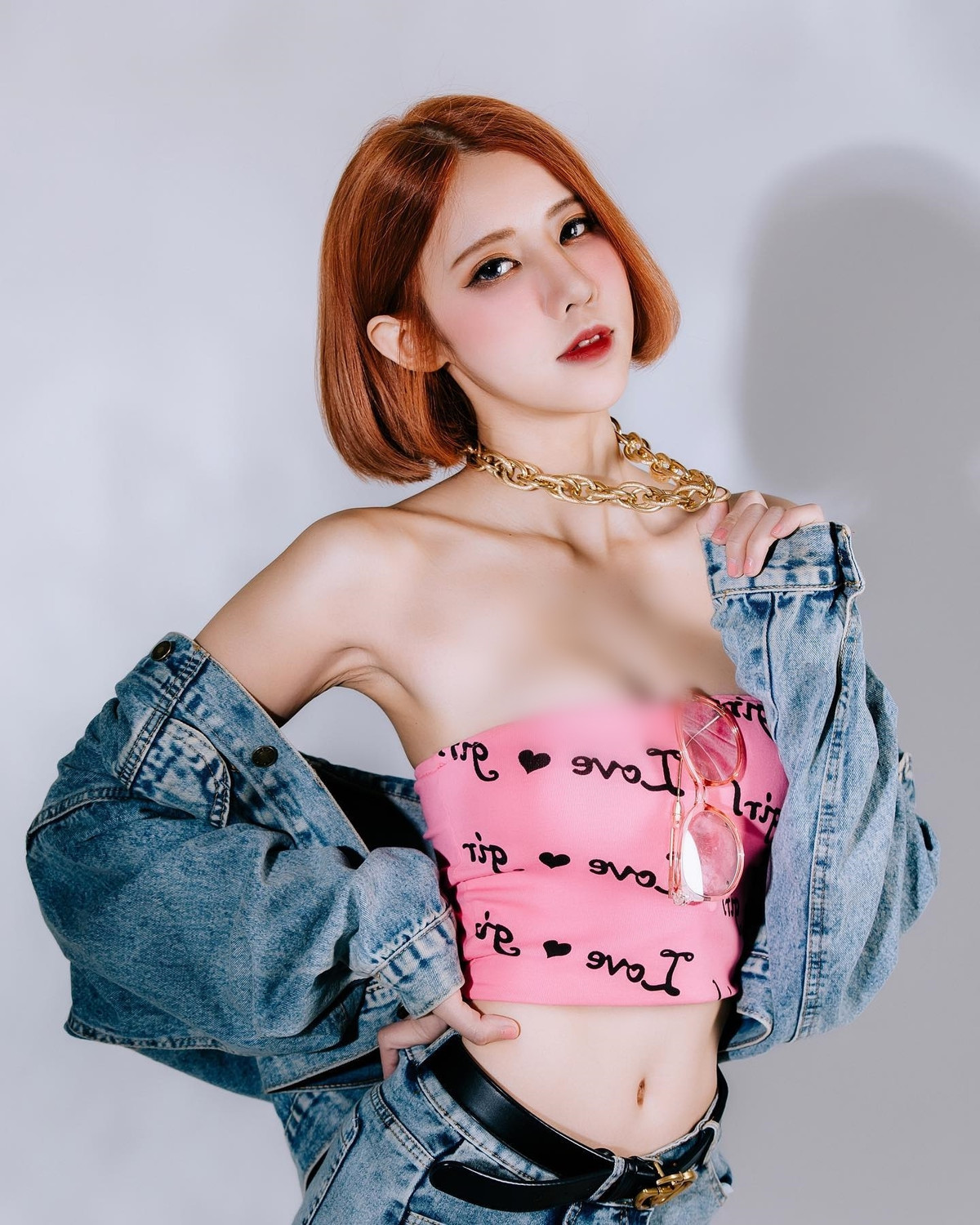 Trong đó, trang phục mà hot girl này ưa thích nhất có lẽ là những chiếc áo quây, áo hai dây.