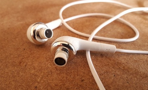 Deo tai nghe suot ngay, chang trai khien bac si phat hoang khi kham