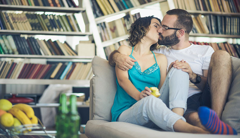 Lợi ích cụ thể của việc đi tất khi đi ngủ còn thể hiện ở việc làm cho vấn đề ân ái trở nên thỏa mãn hơn. Một nghiên cứu đã được báo cáo vào năm 2005 phát hiện ra rằng, các cặp đôi mang tất khi ân ái có nhiều khả năng đạt cực khoái hơn.