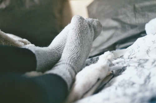 Một số người có thể sử dụng túi giữ nhiệt hoặc chăn sưởi để giữ ấm, nhưng nhiệt độ này có thể quá cao và thậm chí gây bỏng. Trên thực tế, cách đơn giản và an toàn nhất để làm ấm chân là đi tất.