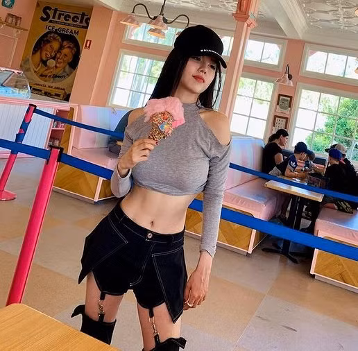 Dù sở hữu thân hình cực đẹp nhưng hot girl gợi cảm không bao giờ diện đồ quá hở hang, thiếu vải khiến người khác phản cảm.