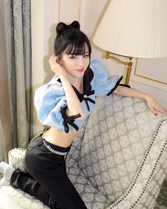 Những tưởng con đường nổi tiếng đã trải hoa hồng cho cặp song sinh có tài có sắc này nhưng mới đây, Yumi Tôn Vũ lại vướng phải tin đồn là tiểu tam chen chân vào mối quan hệ của vợ chồng Vương Lực Hoành.