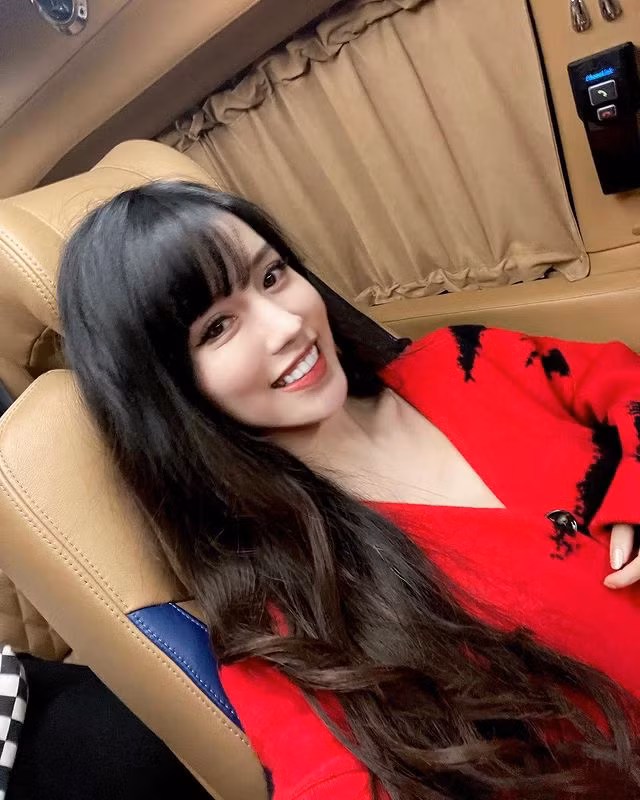 Theo tìm hiểu, Yumi Tôn Vũ (tên thật Bạch Vĩ Linh) là thành viên nhóm nhạc BY2. Đây là một nhóm nhạc 2 thành viên người Singapore. Ngoài Yumi Tôn Vũ, thành viên còn lại chính là người chị gái song sinh Miko Tôn Hàm (Bạch Vĩ Phân).