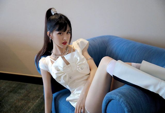 Tối ngày 19/12, sau 2 ngày giữ im lặng, Yumi Tôn Vũ bất ngờ lên bài thanh minh về mối quan hệ với nam ca sĩ, mong muốn Vương Lực Hoành - Lý Tịnh Lôi hãy tự giải quyết chuyện cá nhân, đừng lôi người khác vào vụ việc.