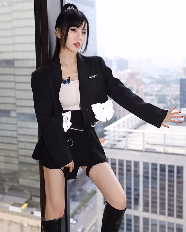 BY2 gây chú ý ở thời điểm bắt đầu sự nghiệp với hai album phòng thu đầu tiên năm 2008 và 2009. Tuy nhiên, phải đến năm 2010, cặp đôi mới thực sự nổi tiếng với thành tích leo lên top đầu bảng xếp hạng âm nhạc G-music của Đài Loan và một số bảng xếp hạng âm nhạc ở Trung Quốc đại lục.