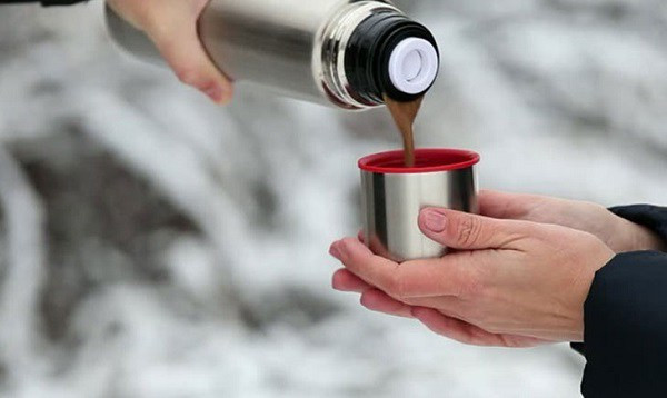 Thông thường, chất liệu của cốc giữ nhiệt phải đạt tiêu chuẩn kỹ thuật, tuy nhiên trên thị trường cũng có một số loại cốc giữ nhiệt không phải do công ty lớn sản xuất, không được đo lường kỹ thuật, không đạt tiêu chuẩn. Ưu điểm là rẻ nhưng nhược điểm là hàm lượng kim loại nặng cao, sử dụng lâu sẽ gây hại cho cơ thể.