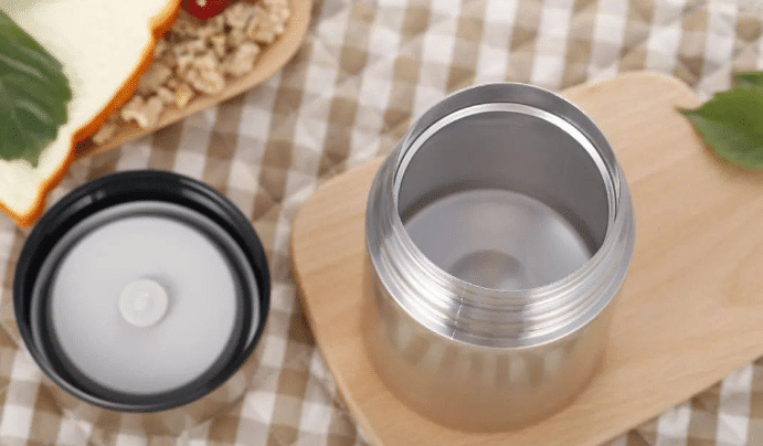 Tìm hiểu nguyên nhân gây bệnh, bác sĩ biết được rằng, cô Vương Khiết ngồi lái xe cả ngày, mẹ chồng bảo cô uống thêm trà hoa cúc để hạ hỏa, vậy nên cô Vương Khiết mua một chiếc bình giữ nhiệt.