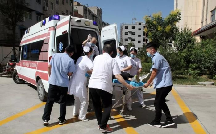 Nào ngờ, vài ngày trước, khi cô Vương Khiết vừa tan làm về nhà, bụng đột nhiên đau nhức, tưởng rằng uống chút nước nóng sẽ cảm thấy dễ chịu hơn, không ngờ cô vừa đứng dậy đã ngất đi, may mắn được người nhà đưa đến viện kịp thời.