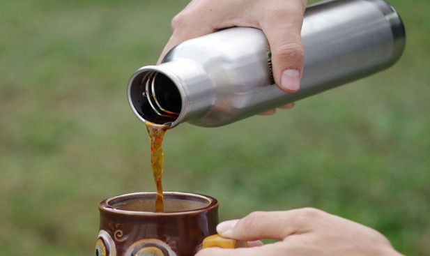 Vì ham rẻ, cô Vương Khiết lại mua phải loại bình giữ nhiệt không đạt tiêu chuẩn, chứa nhiều kim loại nặng, cực dễ phản ứng sau khi đổ nước nóng vào.