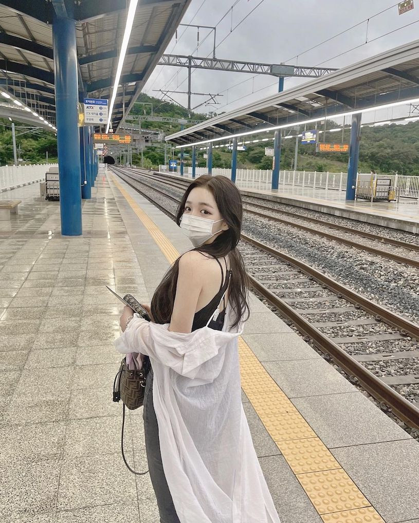 Cô nàng diện một chiếc quần jeans cạp cao khoe chân dài thẳng tắp, áo hai dây khoe bờ vai thanh mảnh và vòng một đầy đặn. Khoác ngoài một chiếc sơ mi mỏng dáng dài, Seo Hyun-joo xinh đẹp hút mắt.