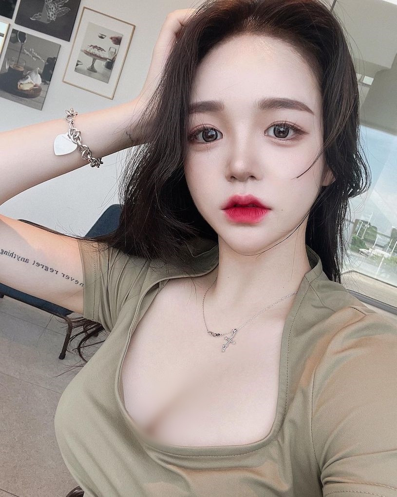 Dù có đeo khẩu trang khi đó, hot girl gợi cảm Seo Hyun-joo cũng không giấu được vẻ xinh đẹp quyến rũ và khí chất nữ thần của mình.