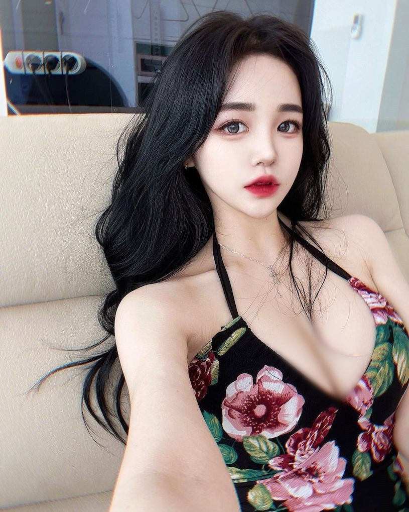 Sự xuất hiện của cô nàng ngay lập tức gây chú ý, khiến nhiều người không khỏi ngoái nhìn và liên tục tán dương nhan sắc, dáng vóc của Seo Hyun-joo.