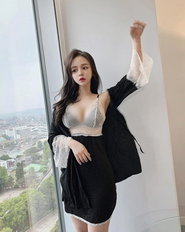 Ngay cả trong bộ đồ ngủ, Seo Hyun-joo cũng xinh đẹp chẳng khác nào nàng thơ, quả xứng danh nàng búp bê gợi cảm Hàn Quốc.