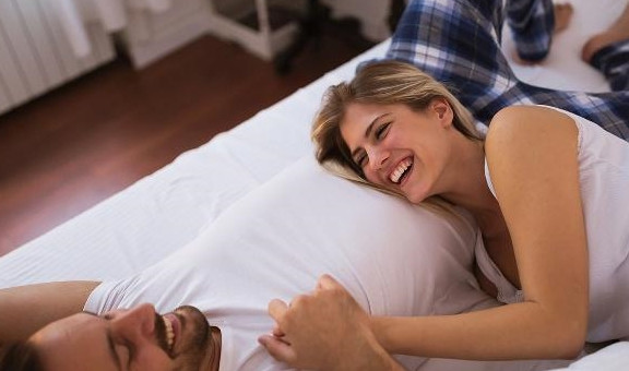 Thứ tư là làm việc quá mức: Nam giới là trụ cột của gia đình nên họ có thể phải chịu áp lực gấp đôi từ cuộc sống và công việc, lúc này cả thể xác và tinh thần đều bị tổn hại ở một mức độ nhất định.