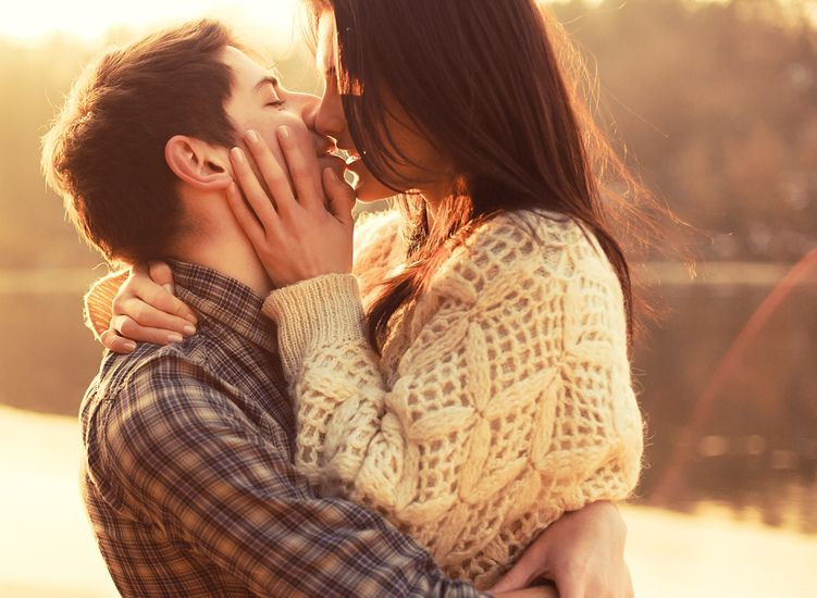 Vì thế, khi ân ái quá thường xuyên hoặc không kiểm soát được ham muốn sẽ rất dễ gây ra những tác hại nhất định đến sức khỏe của cả hai phái, đặc biệt trong một số trường hợp nghiêm trọng, còn có thể gây đột tử, đặc biệt là đối với phái mạnh. Vậy nguyên nhân đột tử là gì? Hãy cùng tìm hiểu nhé!