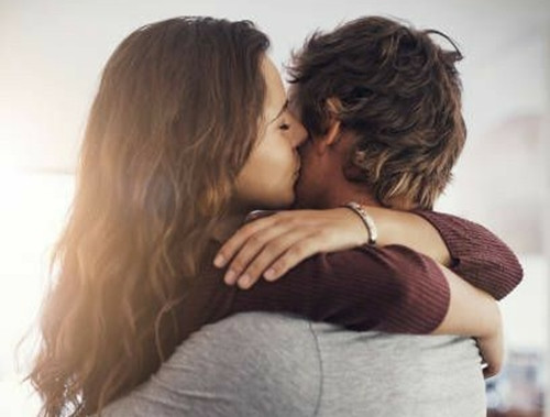 Thứ hai là do uống rượu: Đối với một số cặp vợ chồng trẻ, họ có thể uống một chút rượu để điều chỉnh bầu không khí trước khi tham gia vào cuộc yêu. Mặc dù uống rượu bia có thể làm tăng hứng thú nhưng khi uống rượu bia cũng sẽ dễ làm tăng huyết áp trong cơ thể.