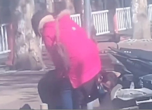 Niu keo vo dung ly hon, ong chong hanh dong soc giua pho-Hinh-2