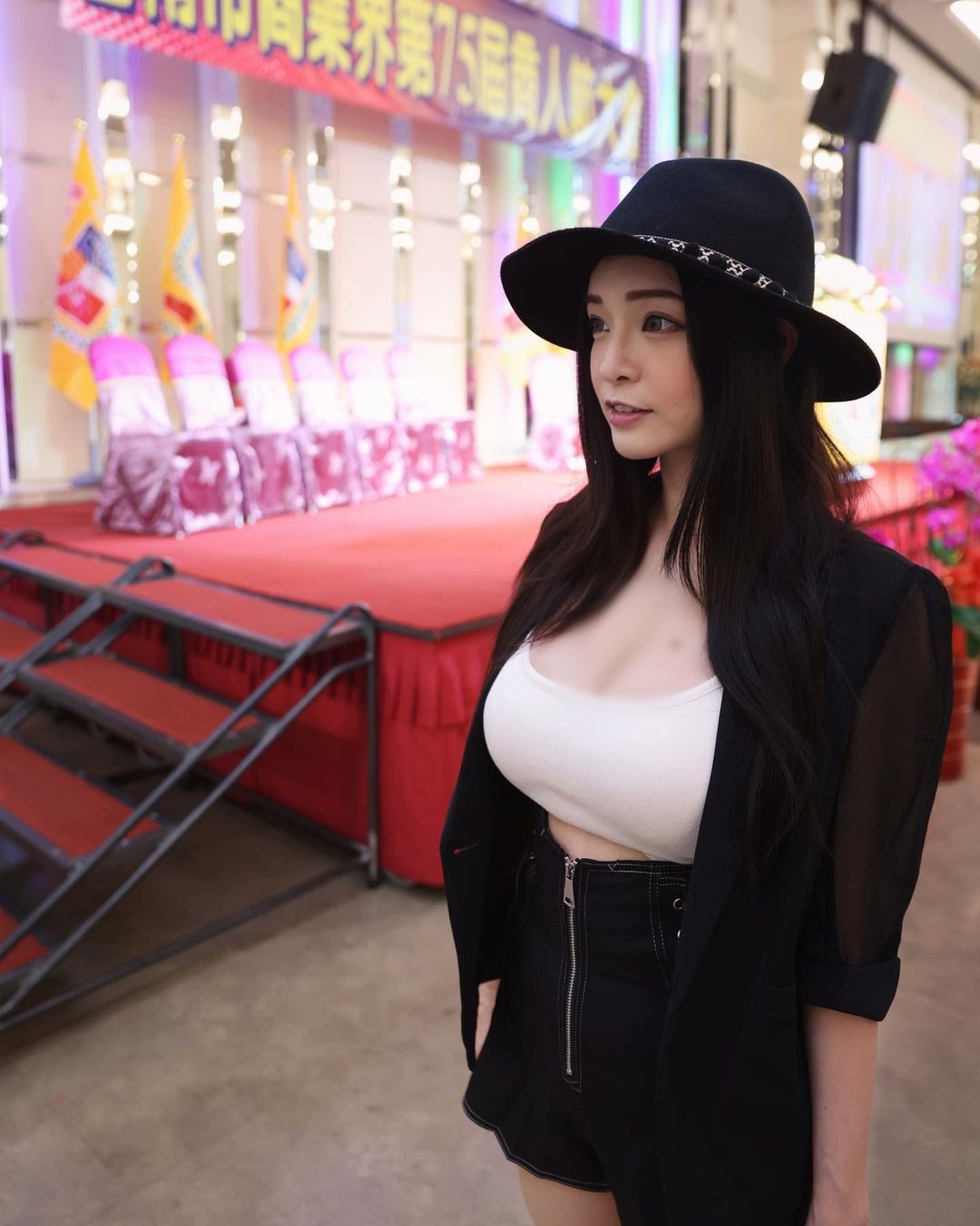 Danh xứng với thực, lướt qua các trang cá nhân của cô nàng, có thể thấy hot girl xứ Đài thường xuyên chia sẻ những hình ảnh nóng bỏng trên mạng xã hội.